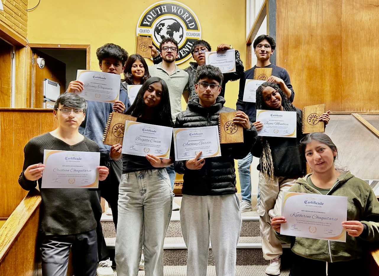 Students at an Iluminando Caminos workshop in Quito